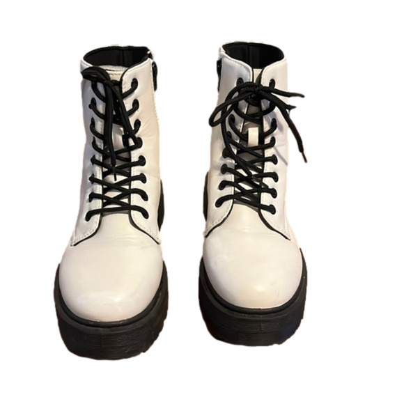 Qupid Shoes - Quips chunky white Moto boots